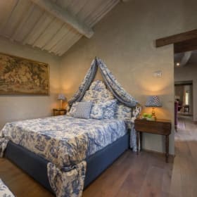 Luxury Vacation Villa Getaway for up to Eight People in Cort item