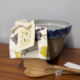Vintage stoneware mixing bowl set item