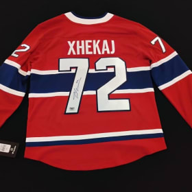 Chandail autographié de Arber Xhekaj (72) item