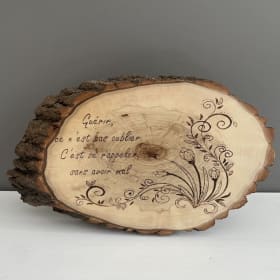 Œuvre sur bois pyrogravée par l'artisan Bruno Croteau item