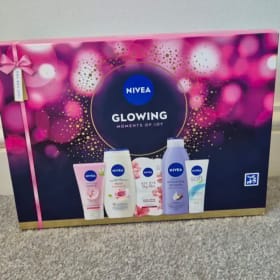 Nivea glowing gift set item