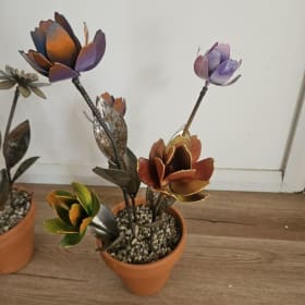 Flower pot garden sculpture item
