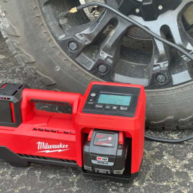 Milwaukee M18 Cordless Tire Inflator & Battery with Charger item
