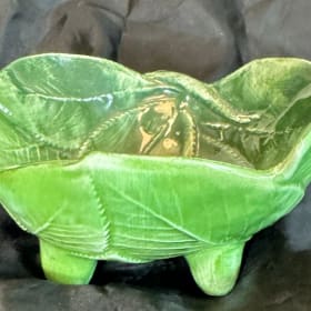 Vintage "Folgia Fresca" green footed ceramic bowl item