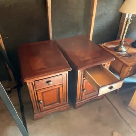 mahogany veneer Vintage nightstands item