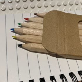 Photo : Cahier de poche VocalAide et crayons