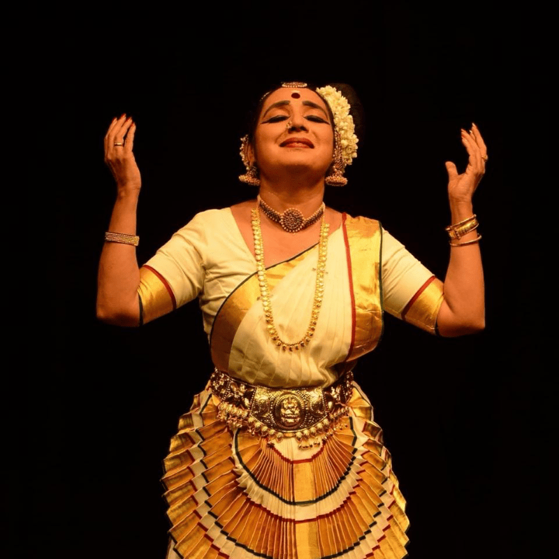 SAMMODITHAM: Mohiniattam performance by Dr.Neena Prasad