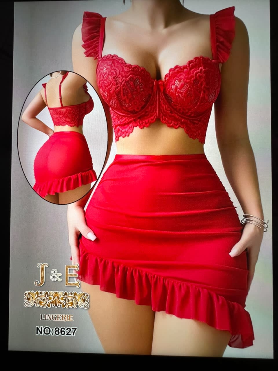 Nuisette rouge composée d'un haut bustier en dentelle assorti à une mini-jupe froncée