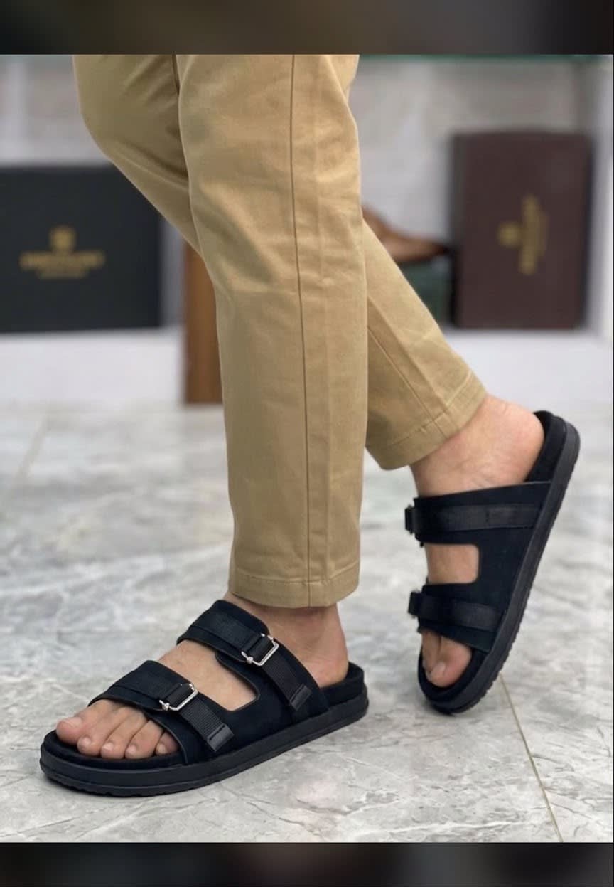 Une paire de sandales noires pour homme