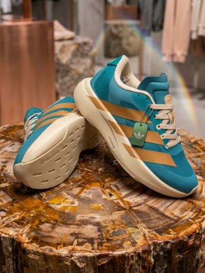 Une paire de baskets de sport de la marque Adidas