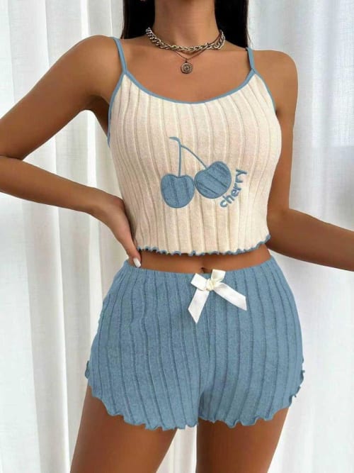 pyjama côtelé avec de charmant motif de cerises bleues brodées sur le débardeur crème