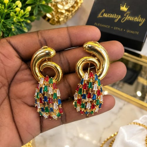 Boucles d'oreilles sont des bijoux fantaisie dorés en forme de spirale plaqué or