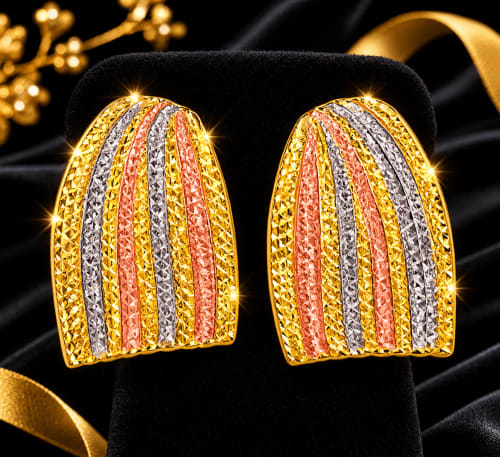 s boucles d'oreilles sont des boucles d'oreilles demi-créole