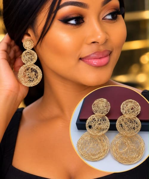 Boucles d'oreilles sont des pendants dorés composés de trois sphères graduées
