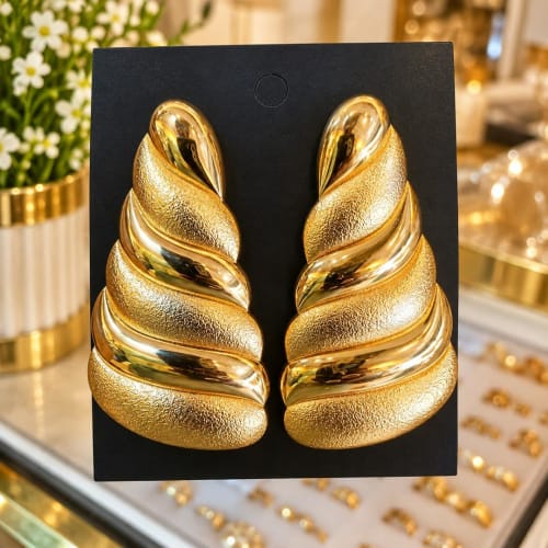 Boucles d'oreilles sont des puces d'oreilles texturisées en métal doré