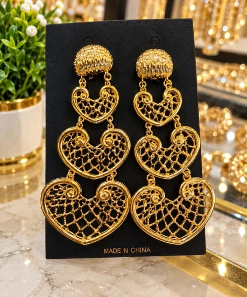 Boucles d'oreilles pendantes dorées à motifs ajourés en forme de cœurs