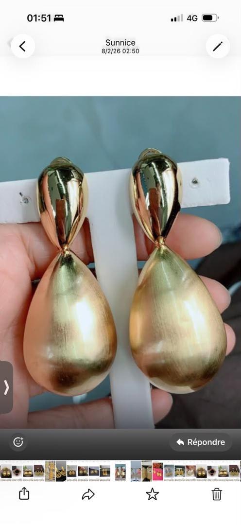 Ces boucles d'oreilles pendantes dorées à double forme de goutte