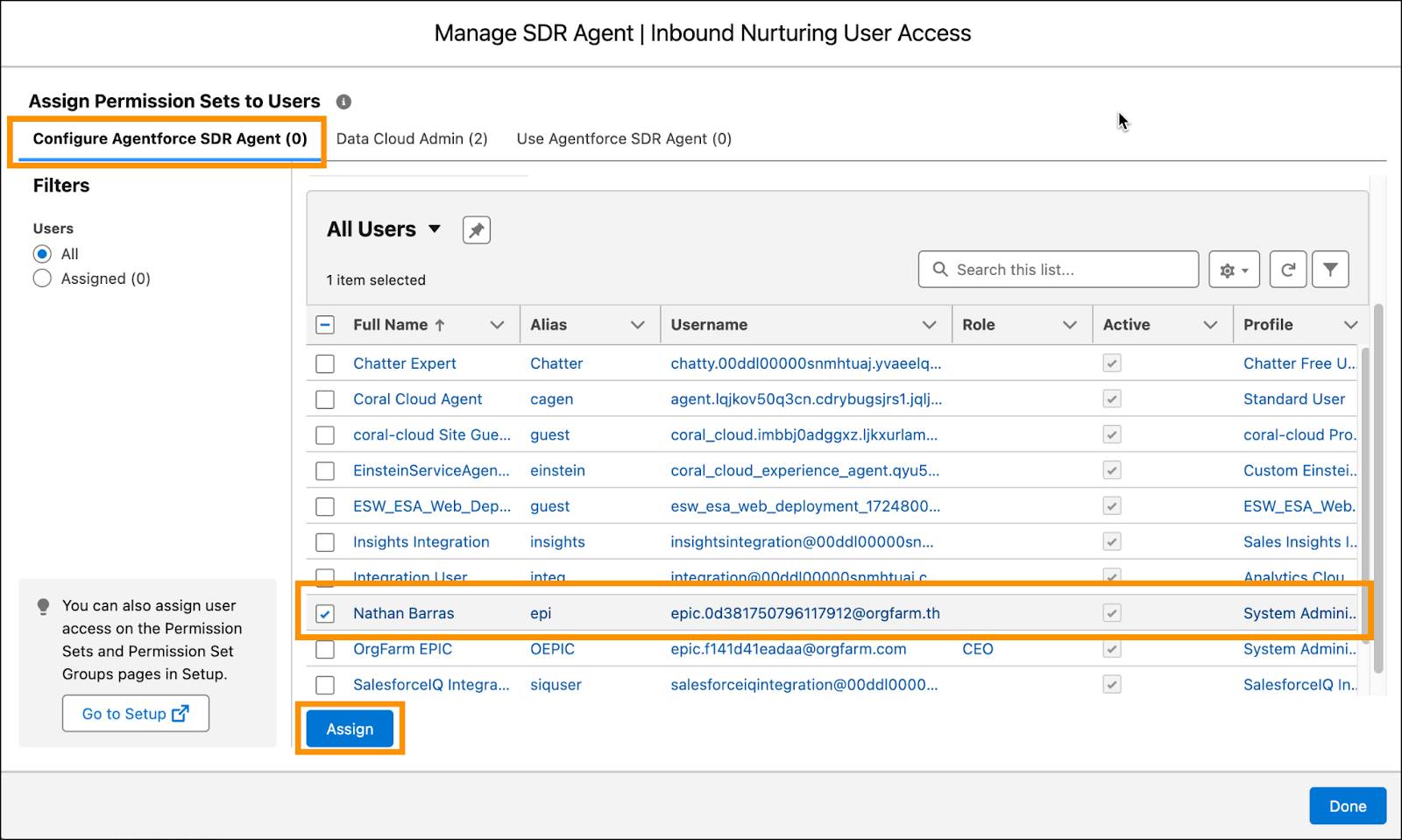 [All Users (すべてのユーザー)] リストであなたの名前のチェックボックスがオンになり、[Assign (割り当て)] ボタンが強調されている [Configure Agentforce SDR Agent (Agentforce SDR エージェントの設定)] タブ。