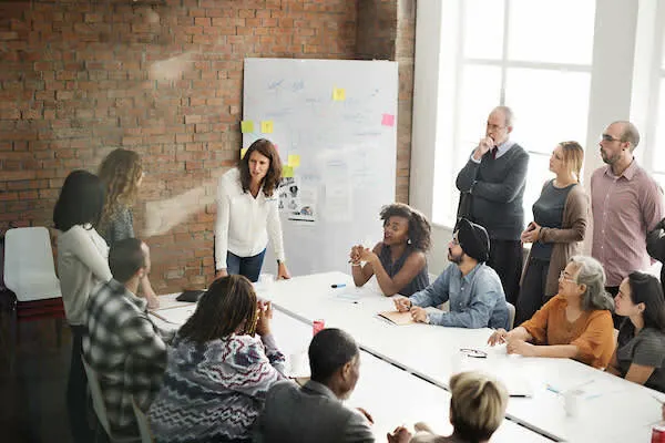 Uma equipe em uma sala de reunião