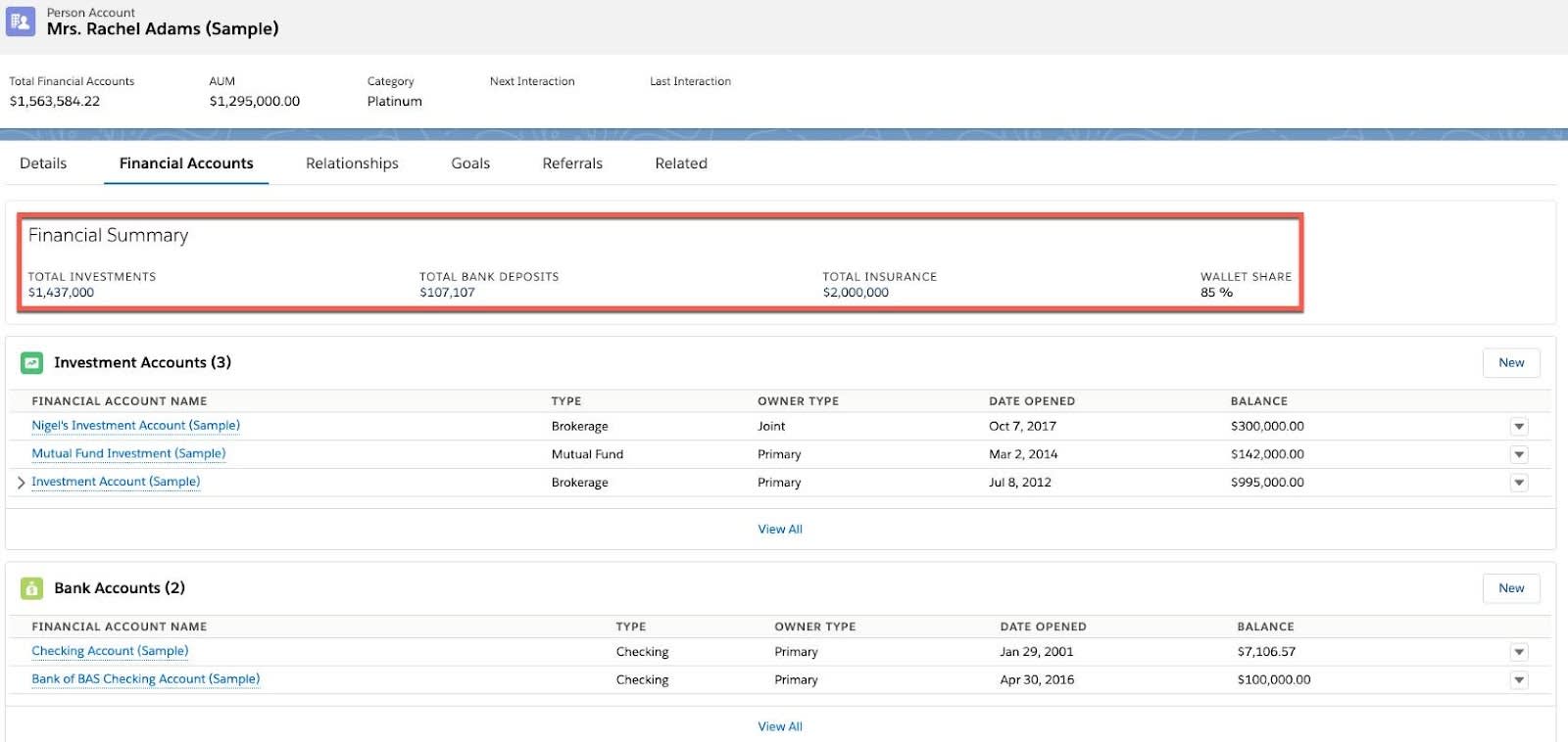 Rachel Adams のレコードの [金融口座] タブに示された Rachel の資産の概要。[資産の概要] セクションが強調表示され、[投資総額]、[銀行預金総額]、[保険総額]、[ウォレットシェア] が示されています。