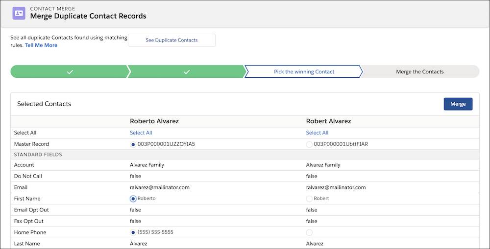 Écran de sélection des informations de contact à conserver dans l’assistant Fusion de contacts.