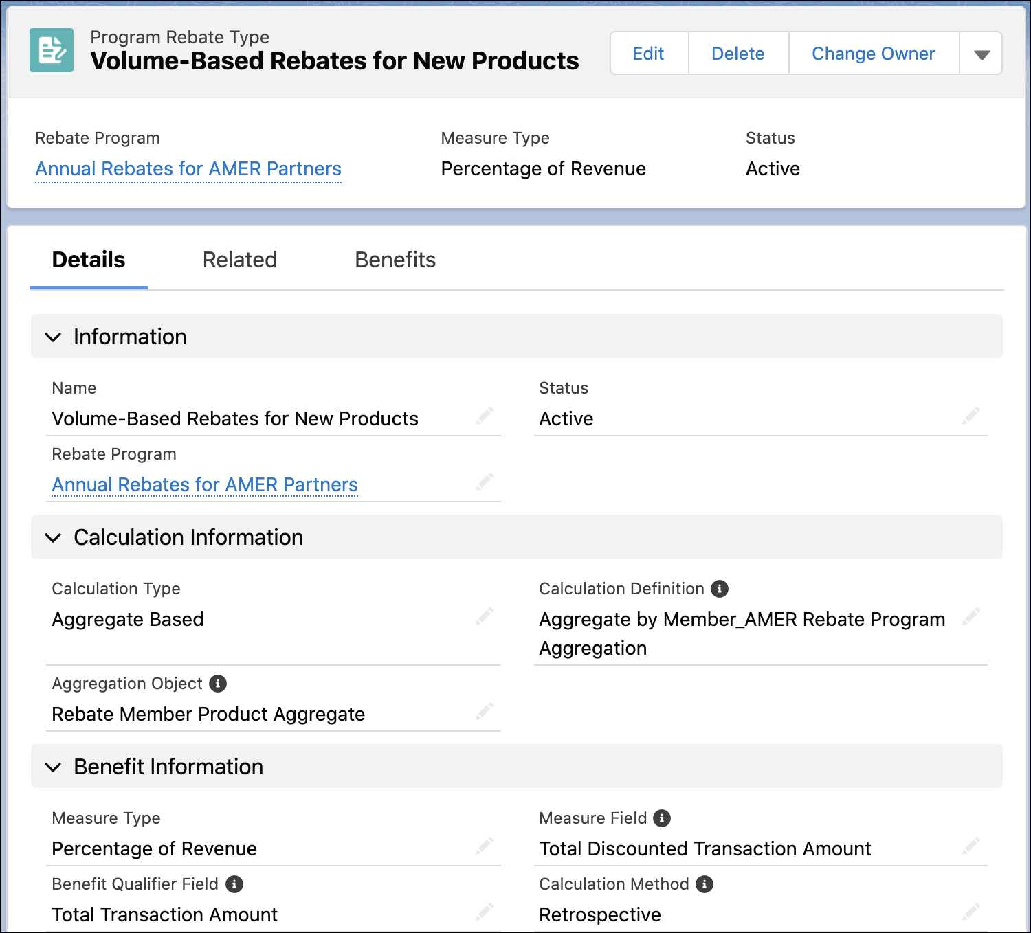 計算情報と給付情報が表示されている、リベート種別の [Volume-Based Rebates for New Products (新しい商品向けの数量ベースのリベート)] のレコードページ。