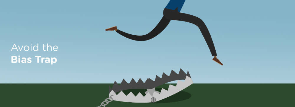 開いている鉄の罠の口を飛び越える人の体の漫画。「バイアスの罠を回避する」というテキスト表示