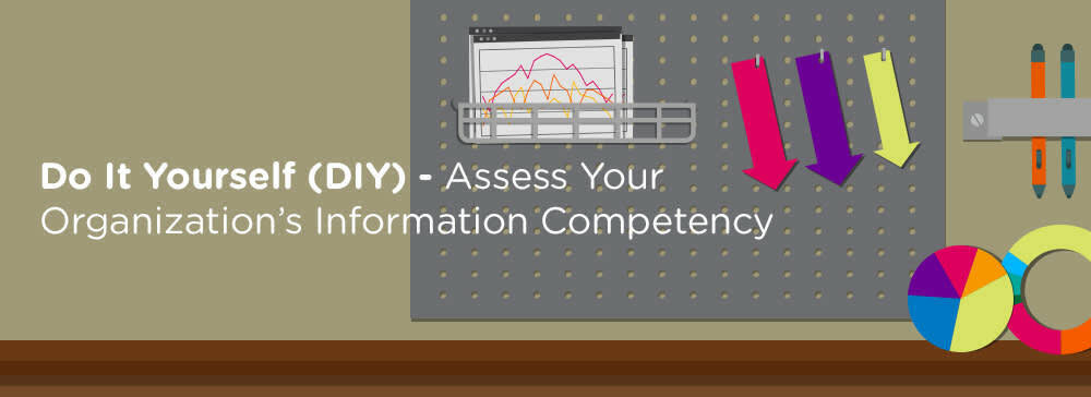 円グラフと壁に取り付けられた鉛筆立ての横にある漫画の矢印とフラッシュカードが用意されているペグボード。「自力で行う (DIY) — 組織の情報コンピテンシーを評価する」というテキスト表示。