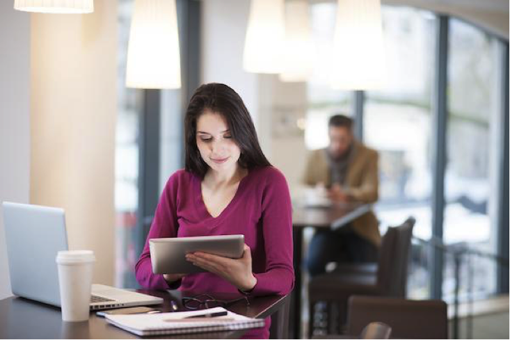 Skyler con una tablet