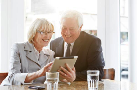 Claire et Frank utilisant une tablette