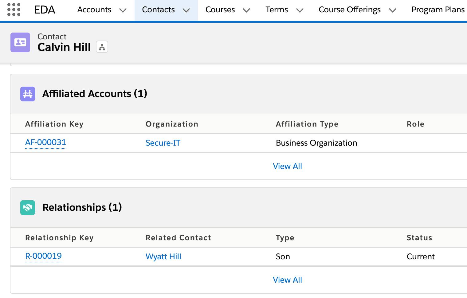 Registro de contacto del padre, Calvin, donde se muestra una afiliación con su empleador y una relación con su hijo