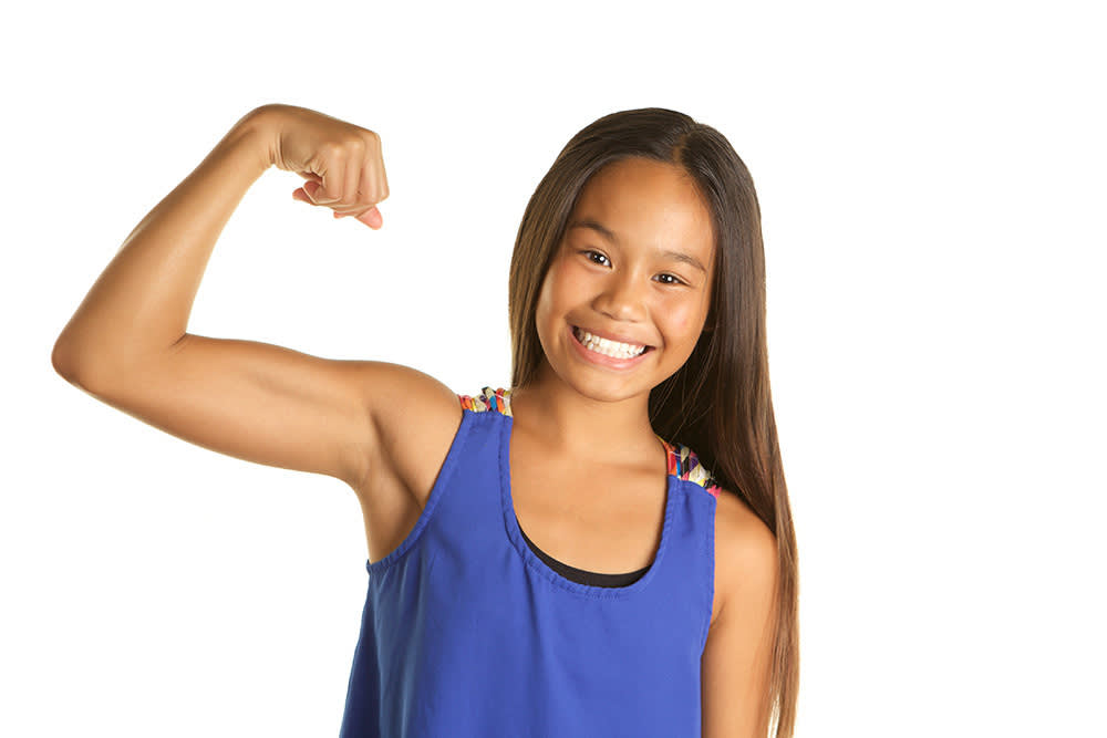 Foto de uma garota confiante flexionando o músculo.