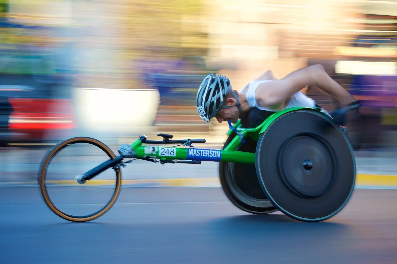 Un atleta con discapacidad compitiendo en una carrera.