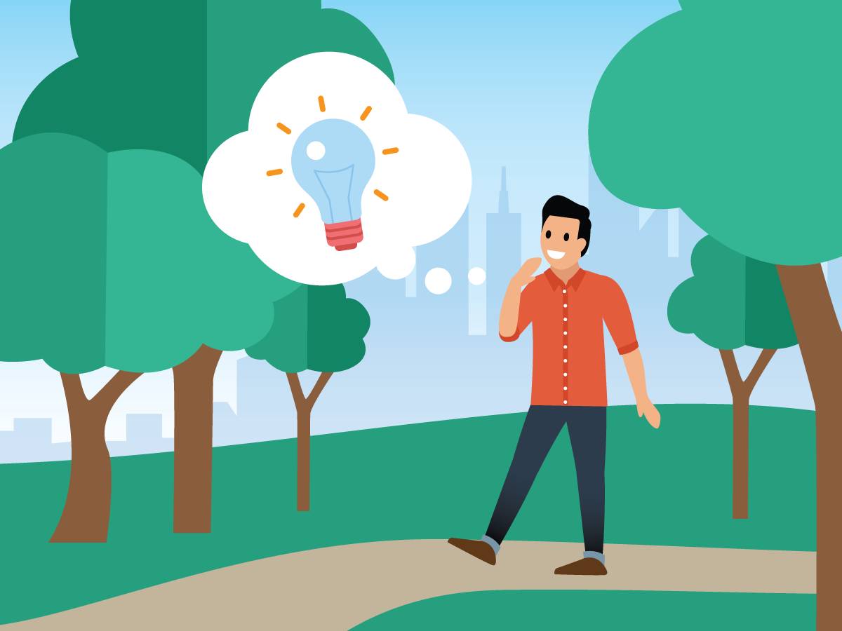 Neugieriger Mann, der durch einen Park geht, hat einen Einfall.