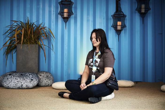 Mulher meditando no Dreamforce.