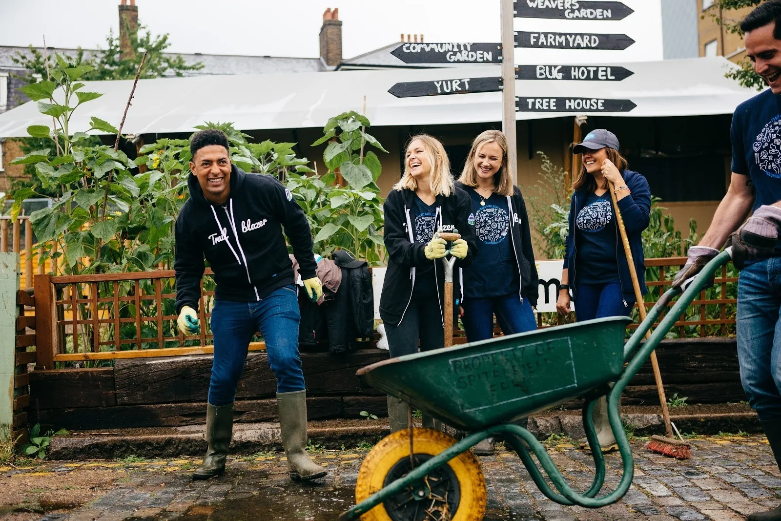 Earthforce members volunteering.