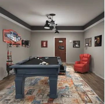 Sala giochi di base con tavolo da biliardo e poltrona reclinabile arancione.