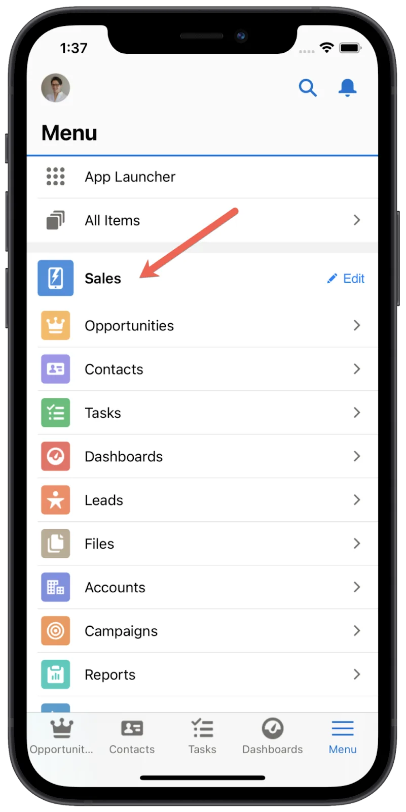 Salesforce 移动应用程序 Lightning 导航屏幕，其中有一个红色箭头指向列出的第一个应用程序，销售。