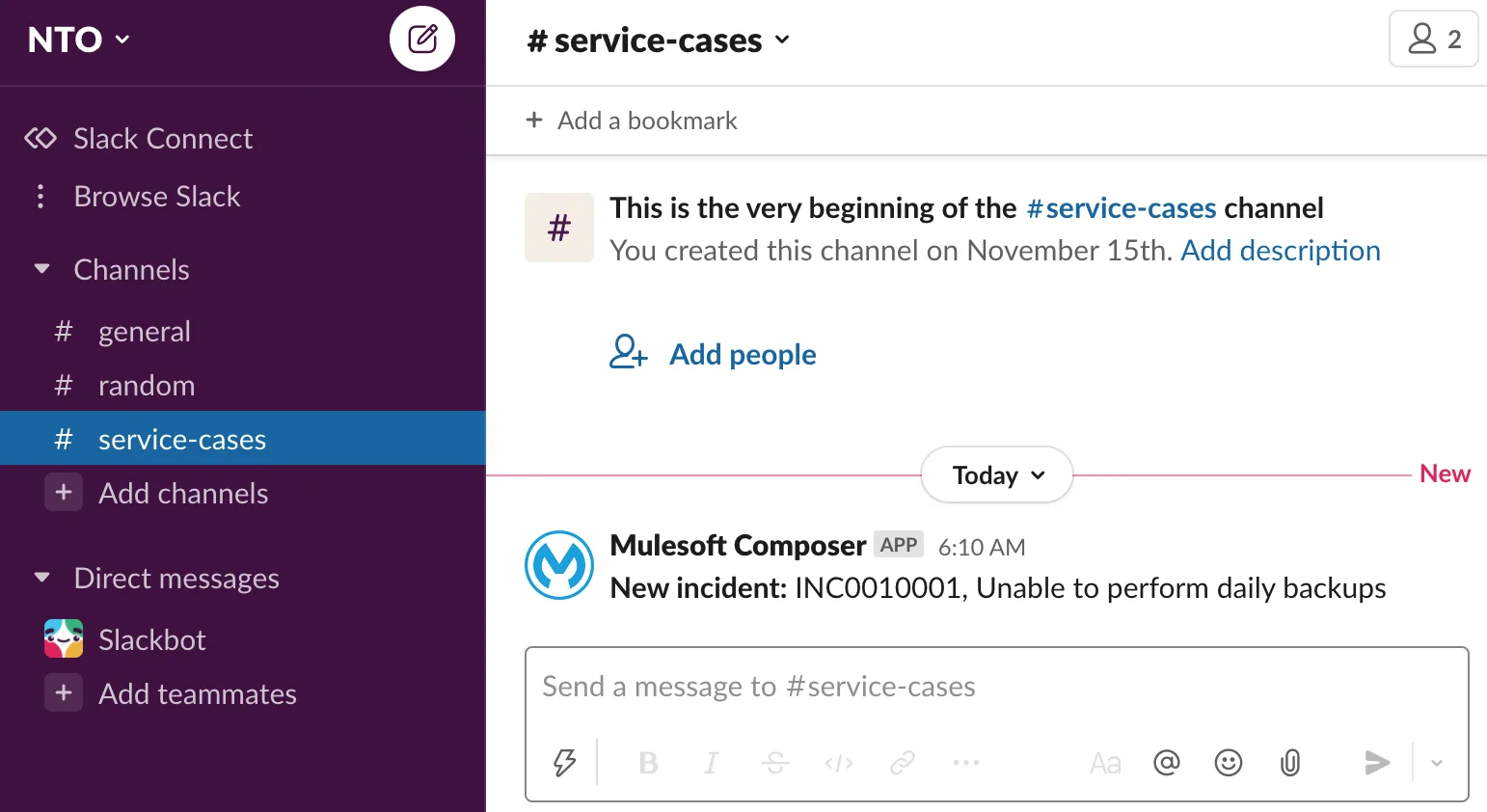 ServiceNow からのインシデントデータが表示されている Slack の service-cases チャンネル。