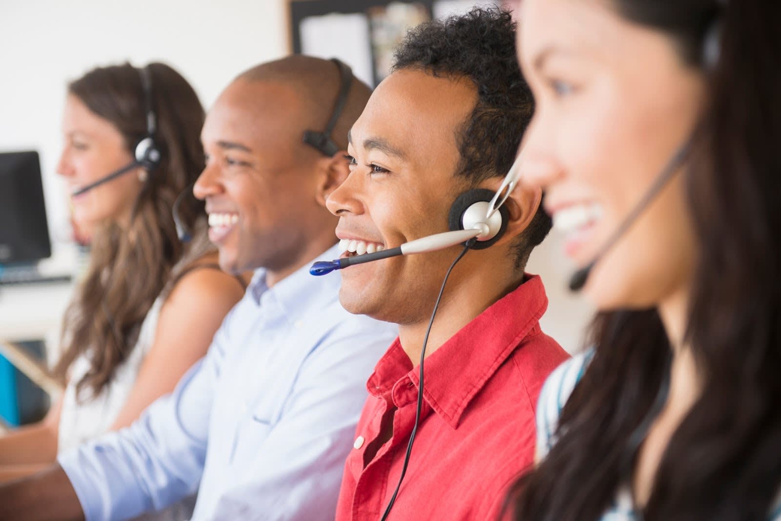 Representantes de servicio utilizando cascos para hablar con clientes.