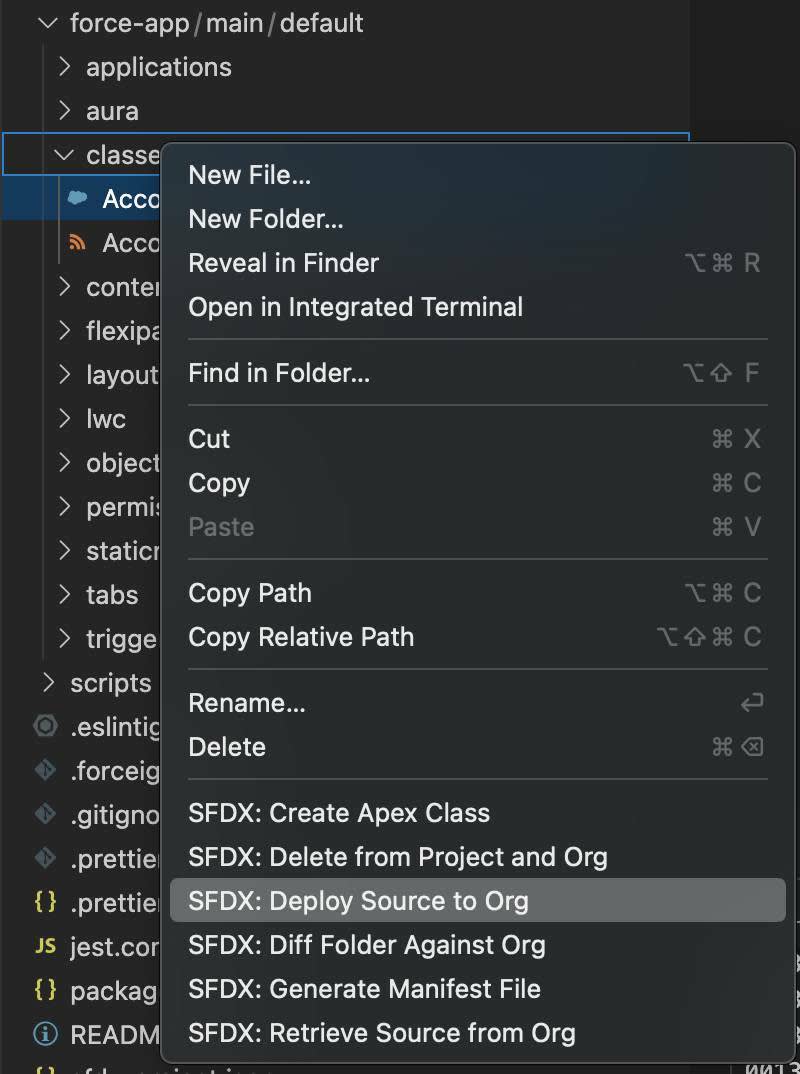 Com a pasta classes clicada com o botão direito do mouse, SFDX: Deploy Source to Org está selecionada na lista de opções.