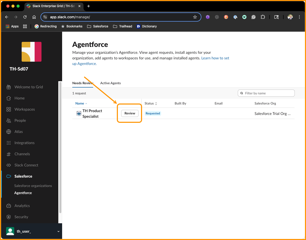 Scheda Salesforce | Agentforce | Richiede revisione nella dashboard di amministrazione di Slack in cui è elencato l’agente TH Product Specialist (Specialista di prodotto TH) e il pulsante Review (Rivedi) è messo in evidenza da un rettangolo e una freccia arancioni.