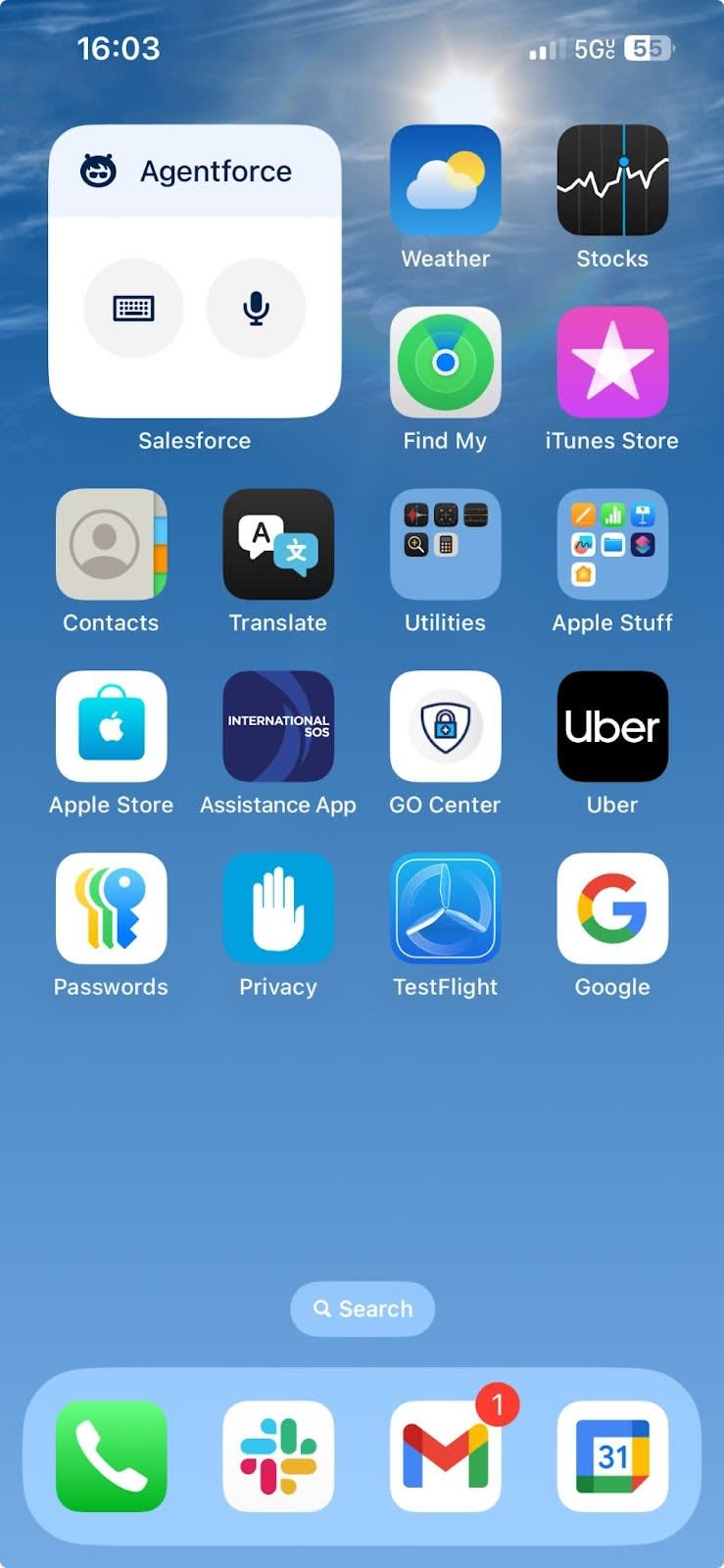 Interfaz móvil con el widget de Agentforce con un acceso directo al teclado y al micrófono.