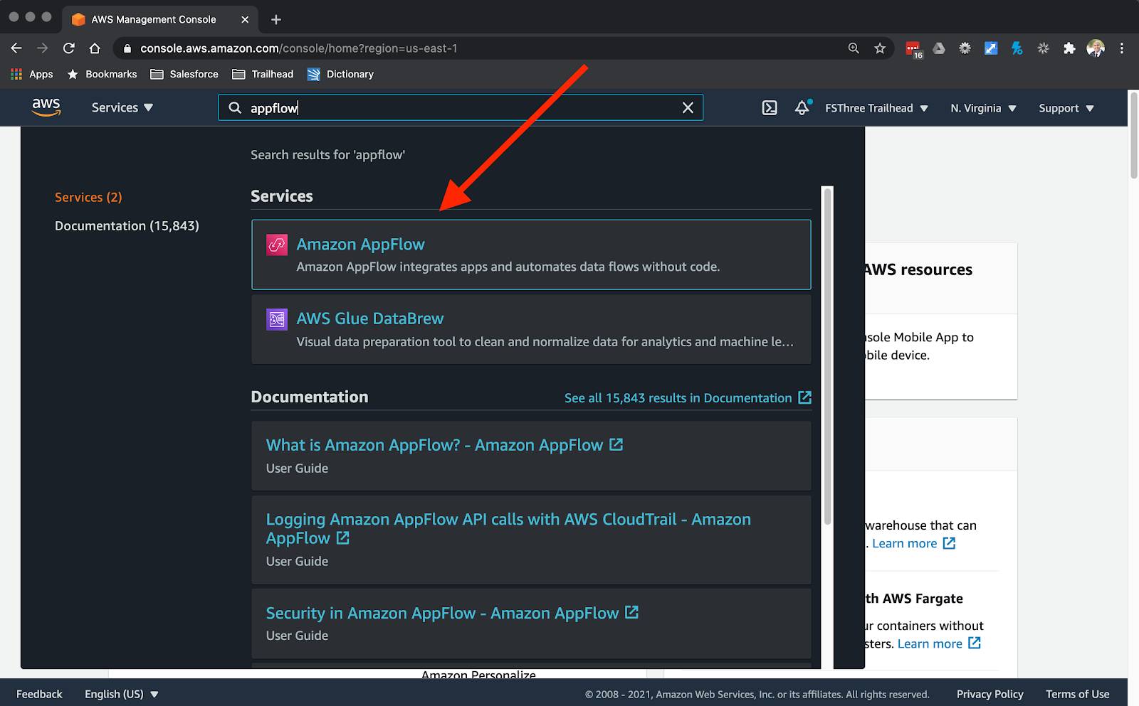 AWS Management Console avec appflow dans le champ Find Services (Rechercher des services) et le résultat Amazon AppFlow indiqué par une flèche rouge.