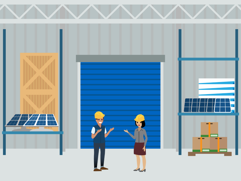 Dos empleados de Ursa Major en una fábrica de paneles solares; uno sostiene una tablet con Salesforce y AgentExchange