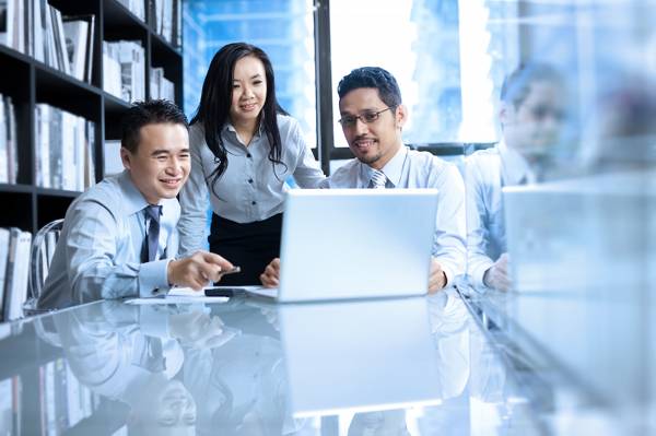 Três empresários colaborando