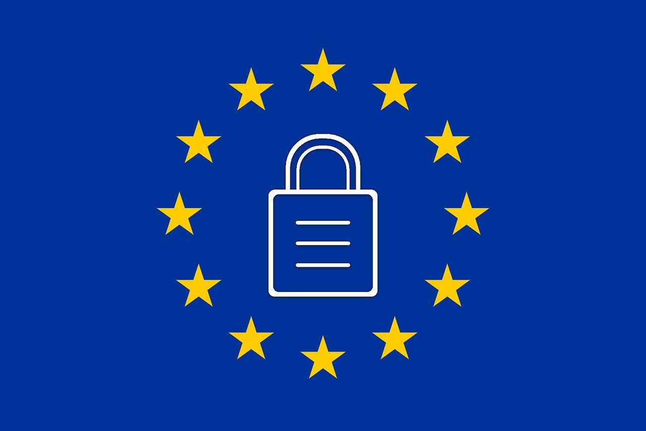 Die Sterne der EU-Flagge, angeordnet um ein Vorhängeschloss