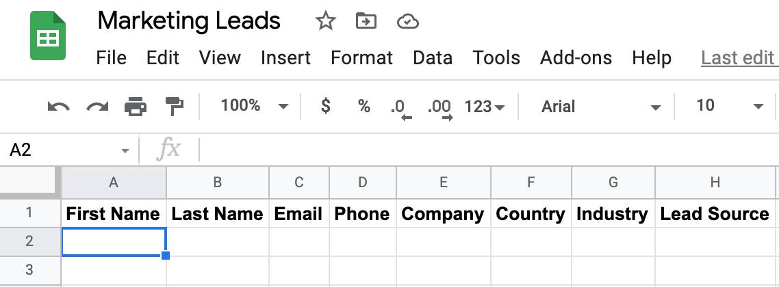 [First Name (名)]、[Last Name (姓)]、[Email (メール)]、[Phone (電話)]、[Company (会社)]、[Country (国)]、[Industry (業種)]、[Lead Source (リードソース)] という名前の列ヘッダーがあるマーケティングリードスプレッドシート。