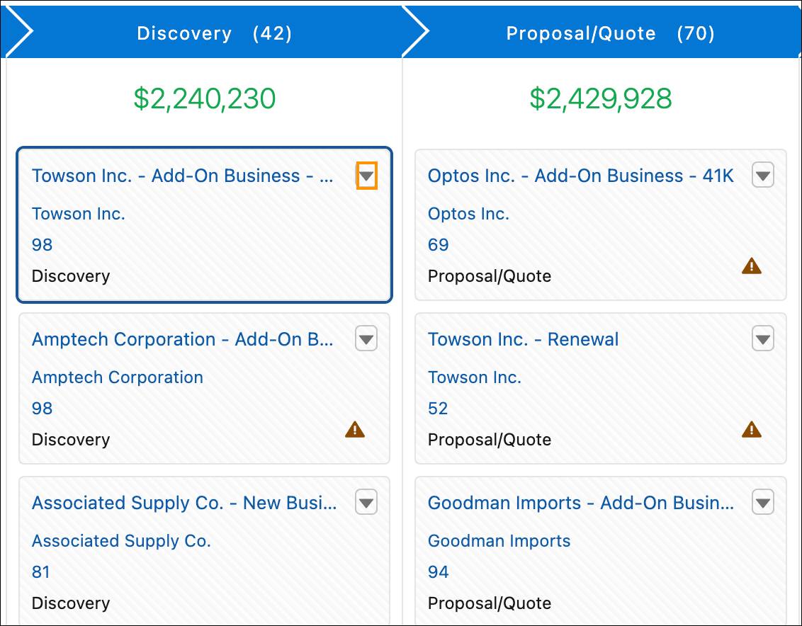 Kanban ビューで直接行える変更を示している、矢印が強調表示された [Discovery (ディスカバリー)] フェーズの商談。