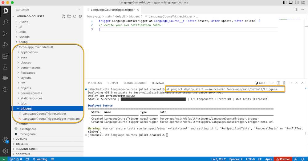 En VS Code, en el lado izquierdo, se muestra la nueva estructura de directorio, force-app/main/default/triggers, creada después del comando source:deploy para el desencadenador. En el lado derecho, se muestra la ventana Terminal en la que se ejecutó el comando, además del resultado de CLI.
